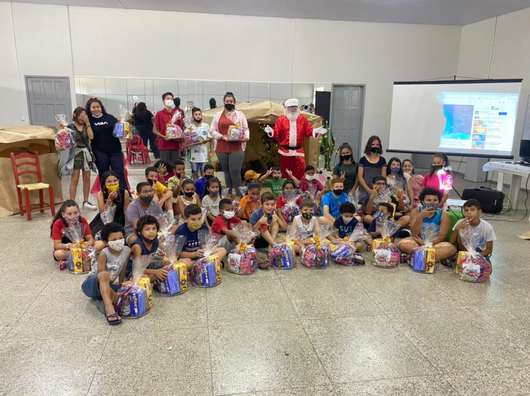 Crianças e adolescentes do Cras recebem presentes de Natal da Damyller